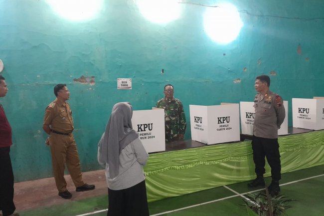 Danramil Bersama Forkopincam Karangkobar Turun Lapangan, Cek TPS Pastikan Tanpa Gendala