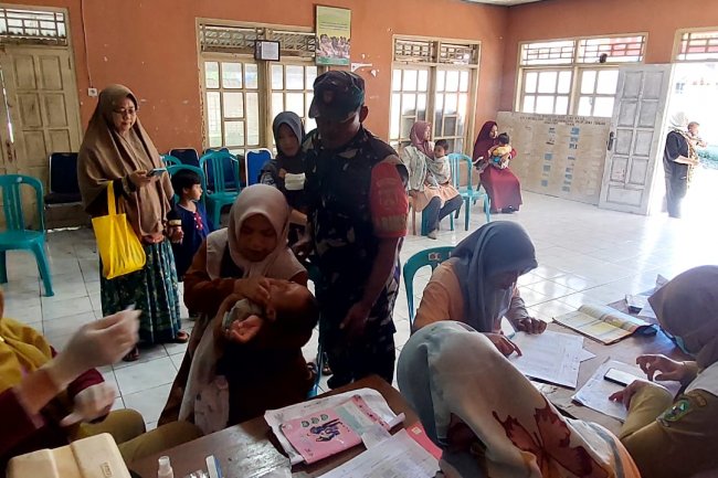 Babinsa Koramil 04/Karangkobar Dampingi Tenaga Medis Berikan PIN Polio Tahap ll pada Anak