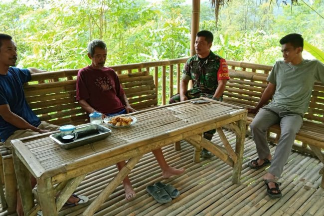 Upaya Menjalin Kedekatan Dengan Masyarakat Babinsa Jalin Komsos bersama Warga
