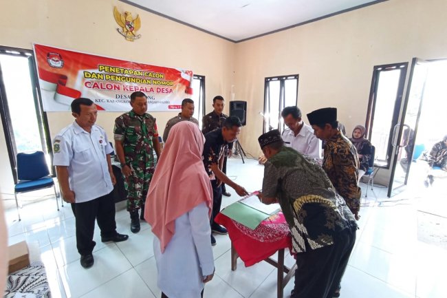 Mewakili Danramil Babinsa Hadiri Penetapan Calon Kades dan Pengundian Nomor Urut
