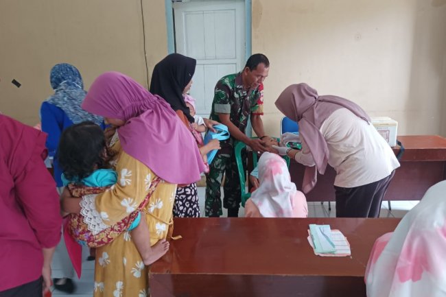 Babinsa Koramil 04/Karangkobar Dampingi Pemberian Pin Polio Tahap ll Desa Ambal