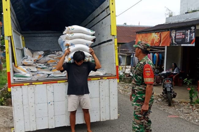 Seluruh Babinsa Koramil 04/Karangkobar Monitoring  Pendistribusian Beras Bulok Di 13 Desa Kecamatan Karangkobar 