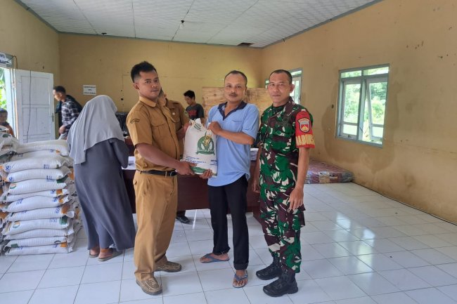 Babinsa Koramil 04/Karangkobar Dampingi Penyaluran Bantuan Pangan Dari Bulog