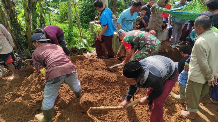 Hadiri Prosesi Pemakaman Warga Babinsa Sampaikan Ucapan Bela Sungkawa Yang Mendalam  