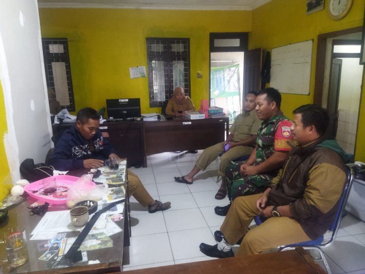 Babinsa Jalin Silaturahmi Dengan Kades Dan Aparatur Pemerintah Desa Slatri