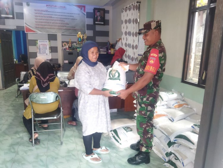 257 Orang Warga Kurang Mampu Desa Karangkobar Menerima Bantuan Pangan Tahap lll Dari Bulog