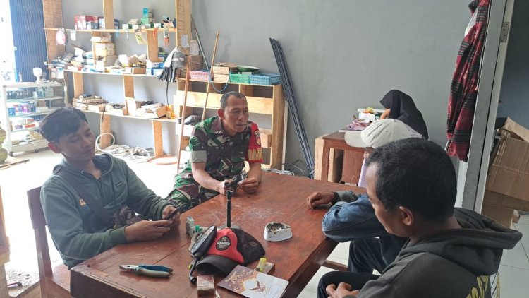 Aktif Kewilayah, Serda Iwan Priyanyo  Melaksanakan Komsos Dengan Tokoh Masyarakat