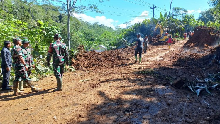 Akibat Hujan Deras,Tebing Longsor Menutup Jalan Provinsi Banjarnegara Pekalongan Desa Slatri 