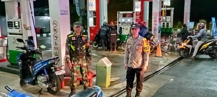 Semakin Solidnya Hubungan TNI-Polri Babinsa Bersama Bhabinkamtibmas Laksanakan Patroli Malam Hari Bersama