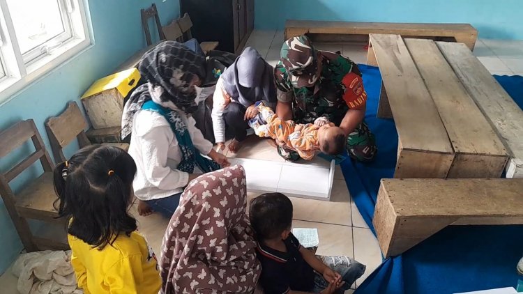 Untuk Memantau Perkembangan Kesehatan Balita Babinsa Dampingi Posyandu Dan Pembagian Vitamin A
