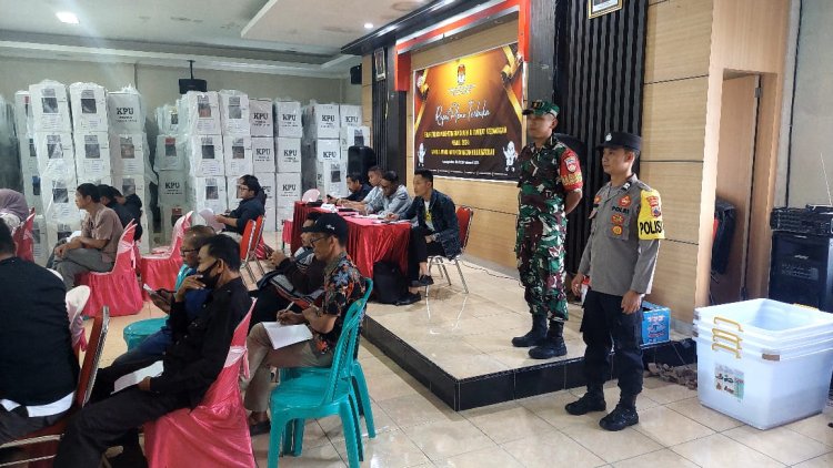 Babinsa Bersama Bhabinkamtibmas Pantau Rekapitulasi hasil Pemilu 2024 tingkat Kecamatan