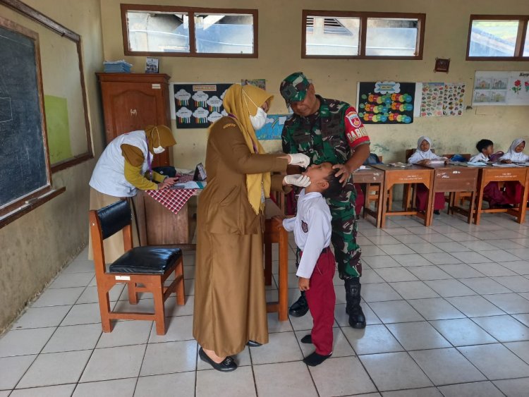 Serma Sujatnoto Babinsa Koramil 04/Karangkobar Dampingi Pemberian Pin Polio