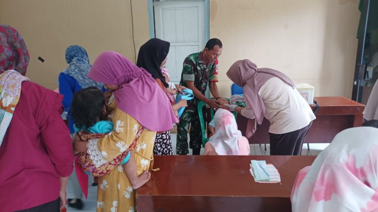 Babinsa Koramil 04/Karangkobar Dampingi Pemberian Pin Polio Tahap ll Desa Ambal