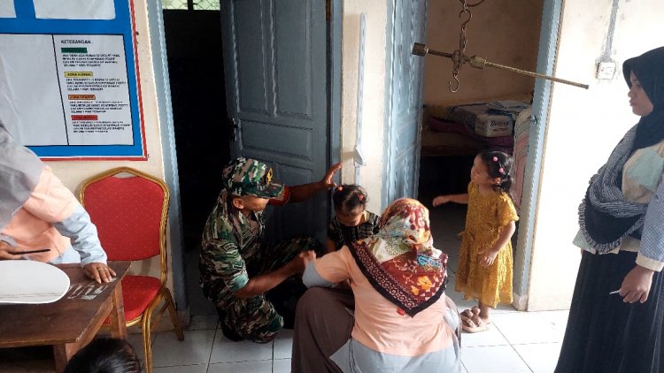 Wujudkan Balita Sehat,Babinsa Serda Suratno Dampingi Posyandu Balita Desa Gumelar