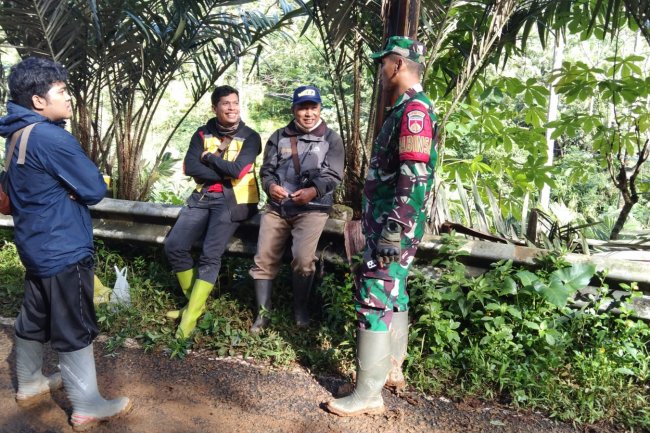 Aktif Kewilayah, Babinsa Serda Suratno Melaksanakan Komsos Dengan Tokoh Masyarakat