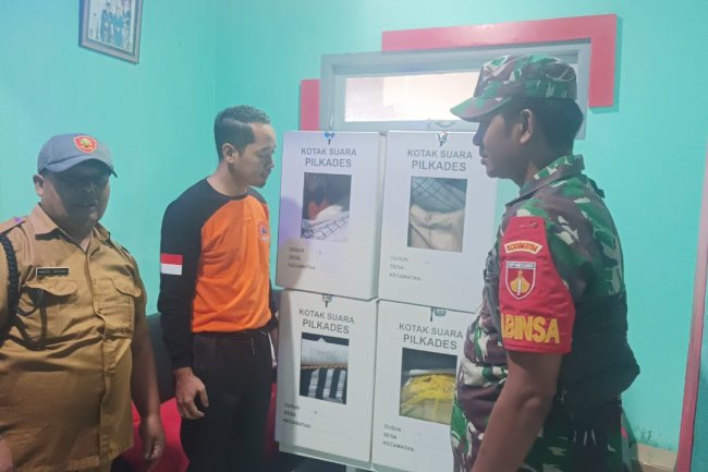 Babinsa Koramil 04/Karangkobar Kawal Pendistribusian Logistik Pilkades Serentak Tahap ll Tahun 2024