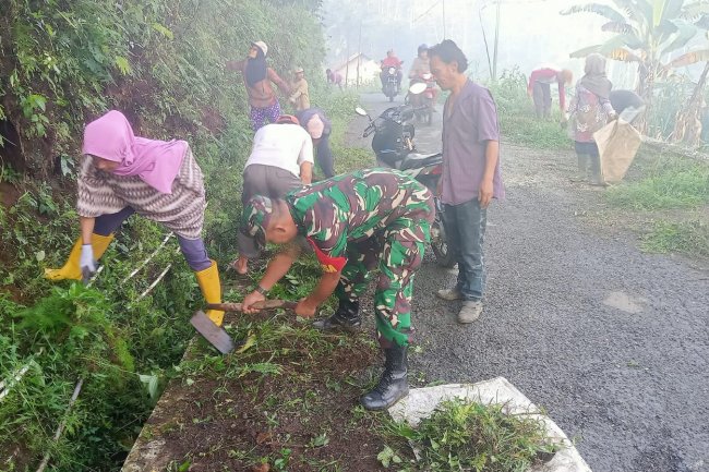 Peduli Lingkungan, Serka Purnomo  Bersama Warga Gotong Royong Bersihkan Rumput Kanan Kiri Jalan