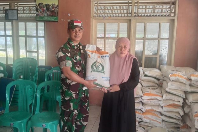 Babinsa Koramil 04/Karangkobar Dampingi Penyaluran Bantuan Pangan Berupa 10 Kg Beras