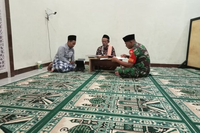 Babinsa Karangkobar Isi Waktu Bulan Ramadan Dengan Tadarus Al-Quran bersama Warga Binaan