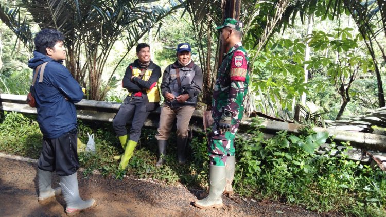 Aktif Kewilayah, Babinsa Serda Suratno Melaksanakan Komsos Dengan Tokoh Masyarakat