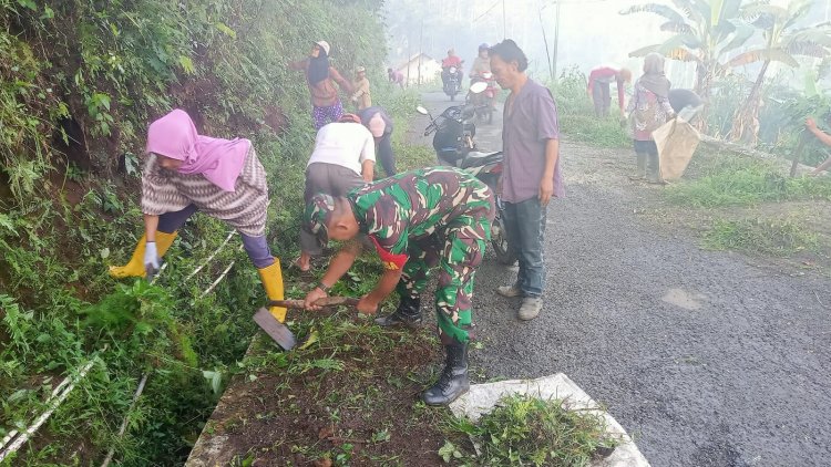 Peduli Lingkungan, Serka Purnomo  Bersama Warga Gotong Royong Bersihkan Rumput Kanan Kiri Jalan