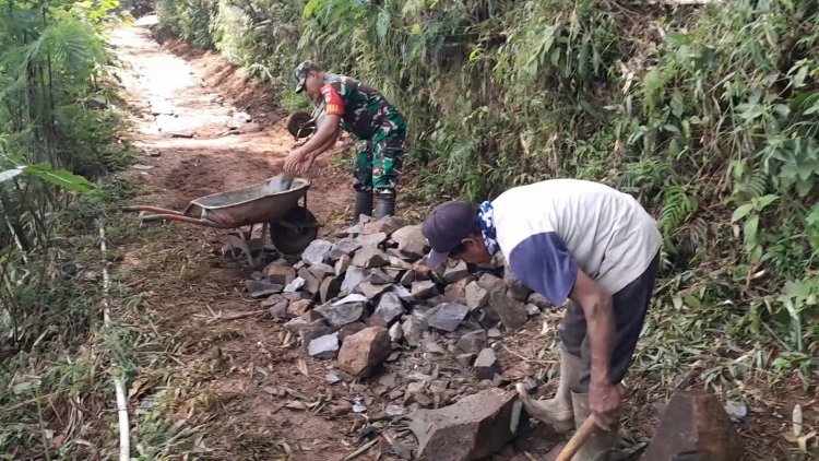 Babinsa Bantu Warga Kerja Bakti Pembangunan Makadam Jalan Usaha Tani