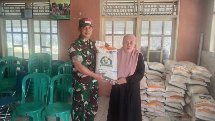 Babinsa Koramil 04/Karangkobar Dampingi Penyaluran Bantuan Pangan Berupa 10 Kg Beras