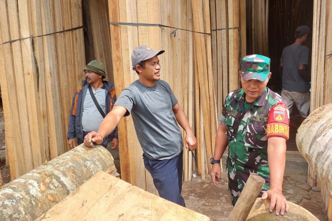 Menjaga Hubungan Baik Babinsa Komsos Dengan Pengusaha Kayu di Wilayah Binaan
