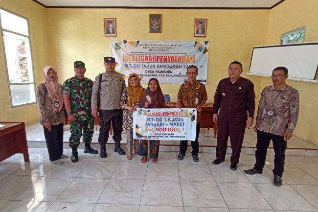 Babinsa Koramil 04/Karangkobar Serda Winarto Dampingi Penyaluran BLT DD Desa Paweden