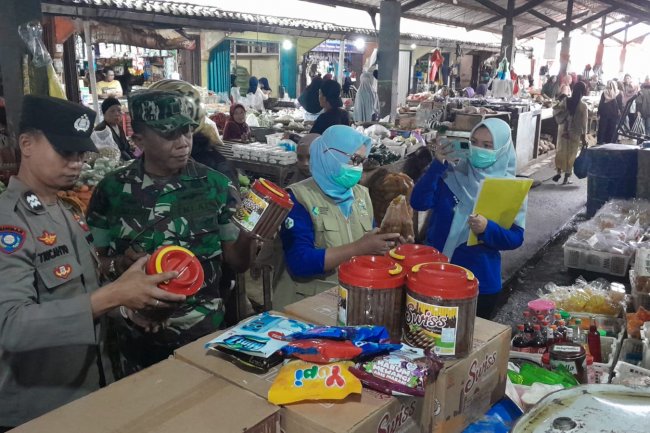 Jelang Lebaran, Forkopincam, Puskesmas Dan UPT Pasar Gelar Pemantauan Keamanan Makanan di Sejumlah Toko dan Pasar Tradisional