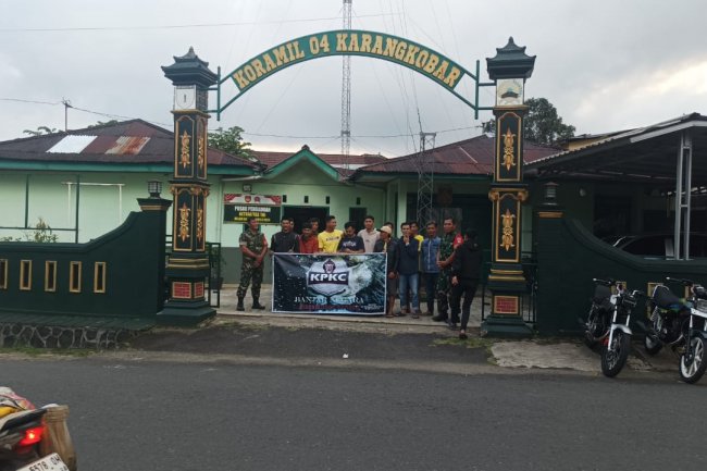 Indahnya Berbagi Di Bulan Ramadhan Babinsa Bersama Keluarga Besar Karangkobar Punya King Club Bagikan Takjil Gratis