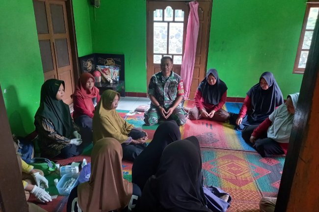 Lansia Sehat,Lansia Aktif Babinsa Koramil 04/Karangkobar Serma Sujatnoto Dampingi Posyandu Lansia Desa Binaan