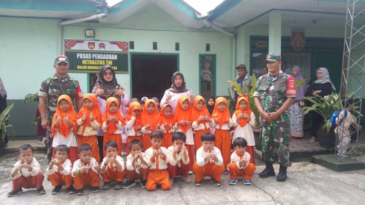 Terima Kunjungan Anak TK,Babinsa Koramil Karangkobar Kenalkan Tugas Pokok TNI AD