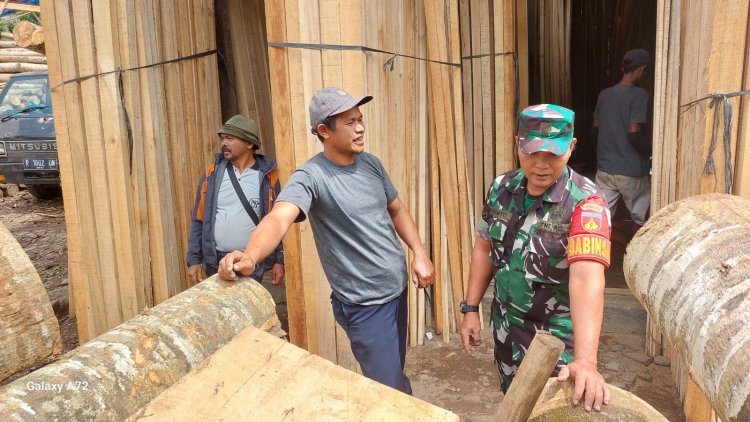 Menjaga Hubungan Baik Babinsa Komsos Dengan Pengusaha Kayu di Wilayah Binaan
