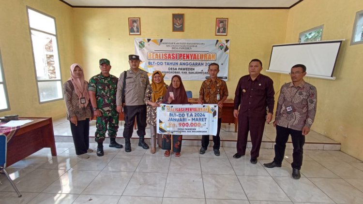 Babinsa Koramil 04/Karangkobar Serda Winarto Dampingi Penyaluran BLT DD Desa Paweden