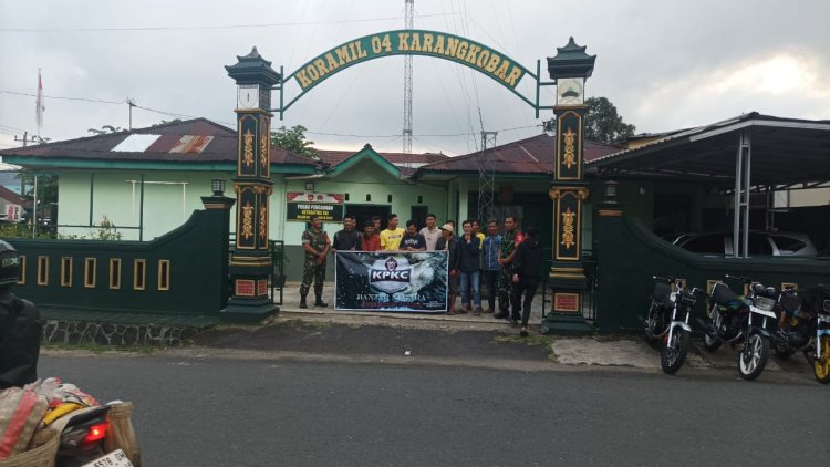 Indahnya Berbagi Di Bulan Ramadhan Babinsa Bersama Keluarga Besar Karangkobar Punya King Club Bagikan Takjil Gratis