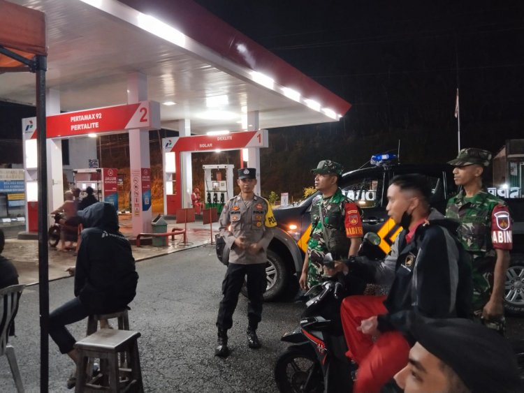 Patroli Malam Babinsa Bersama Bhabinkamtibmas  Wujud TNI-POLRI Hadir di Tengah Masyarakat