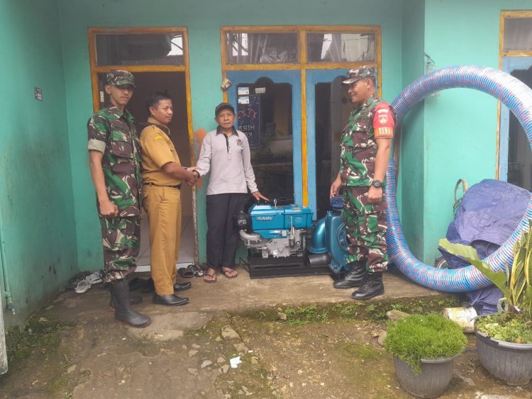 Babinsa Dampingi Kelompok Tani Subur Desa Slatri Menerima Bantuan Mesin Pompa Air