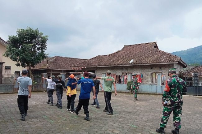 Babinsa Koramil 04/Karangkobar Latih PBB Dan Bela Negara Linmas Desa Purwodadi
