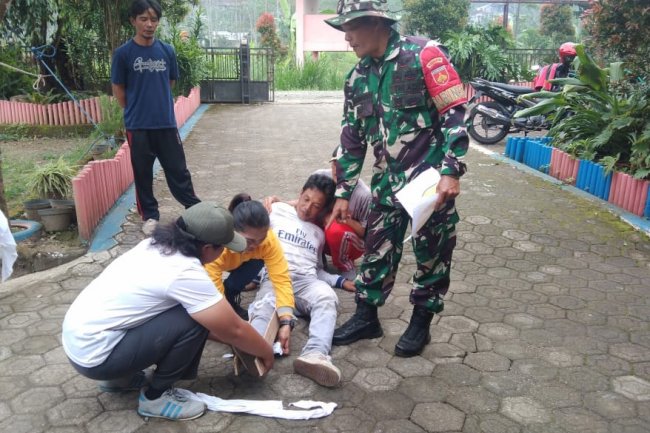 Babinsa Karangkobar Latih Anggota Satlinmas Persiapan Menuju Jambore