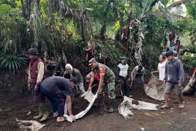 Peduli Lingkungan, Babinsa Bersama Warga Kerja Bakti Pembersihan Selokan Dan Bahu Jalan