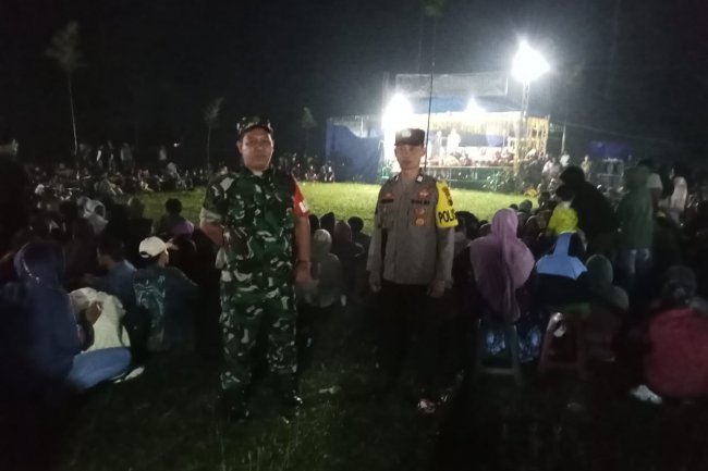 Babinsa Bersama Bhabinkamtibmas Karangkobar Pam Pentas Seni budaya Kuda Lumping