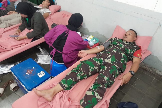 Babinsa Koramil 04/Karangkobar Ikuti Kegiatan Bakti Sosial Donor Darah