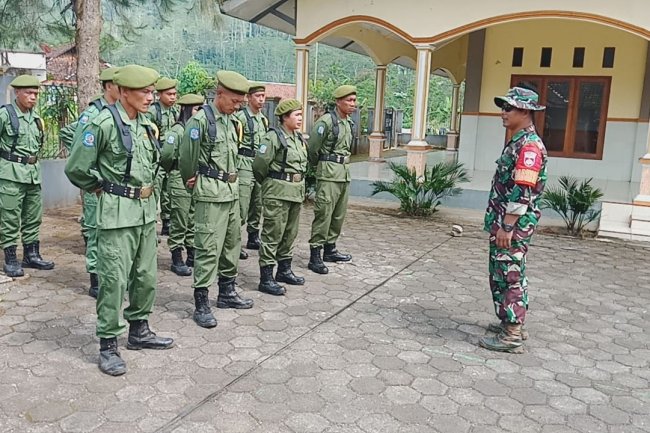 Babinsa Koramil 04/Karangkobar Latih Anggota Satlinmas Persiapan Menuju Jambore Tingkat Kabupaten
