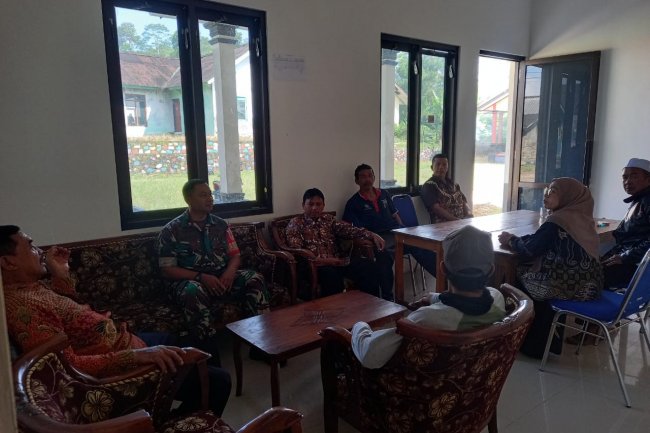 Tingkatkan Jalinan Silaturahmi Babinsa Komsos Dengan Kades Dan Perangkat Desa Karanggondang