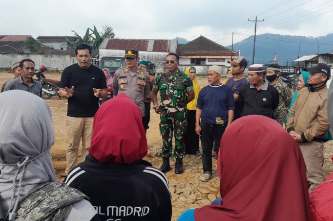 Danramil Bersama Kapolsek Dan Kepala Pasar Sosialisasikan Relokasi Sementara Pedagang Pasca Kebakaran Pasar