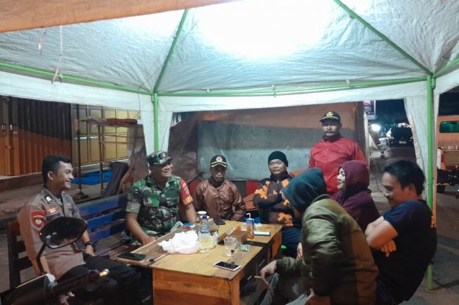 Patroli Malam Hari Babinsa Bersama Babinkamtibmas Karangkobar Sambangi Warga