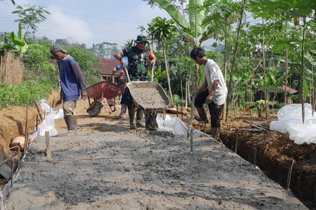 Menjadi Pelopor Di Wilayah, Serda Winarto Bantu Warga Pengecoran Jalan