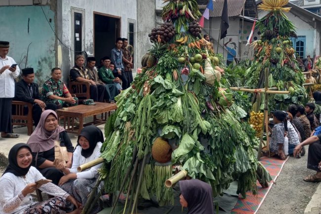 Lestarikan Adat Istiadat Babinsa Hadiri Sedekah Bumi Sebagai Wujud Rasa Syukur Warga Desa Karanggondang