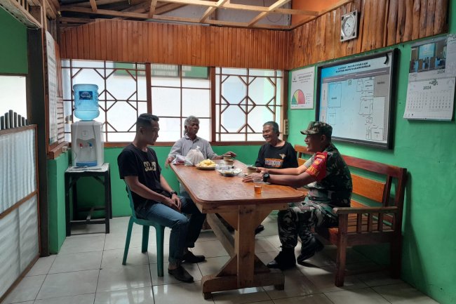 Wujud Kemanunggalan TNI Rakyat Babinsa Koramil 04/Karangkobar Jalin Silaturahmi Dengan Warga